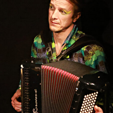 Der Berater spielt Akkordeon.