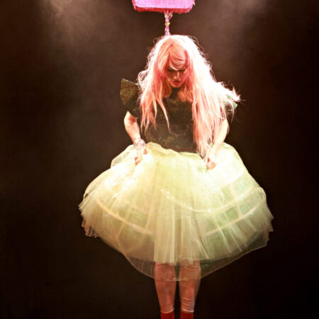 Kaiserin Antonia betrachtet ihr Kleid