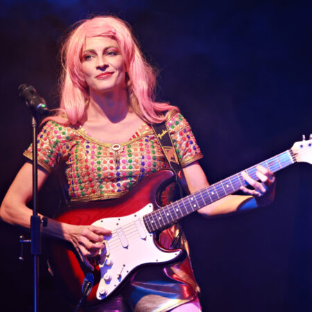 Die Musikerin spielt Bass